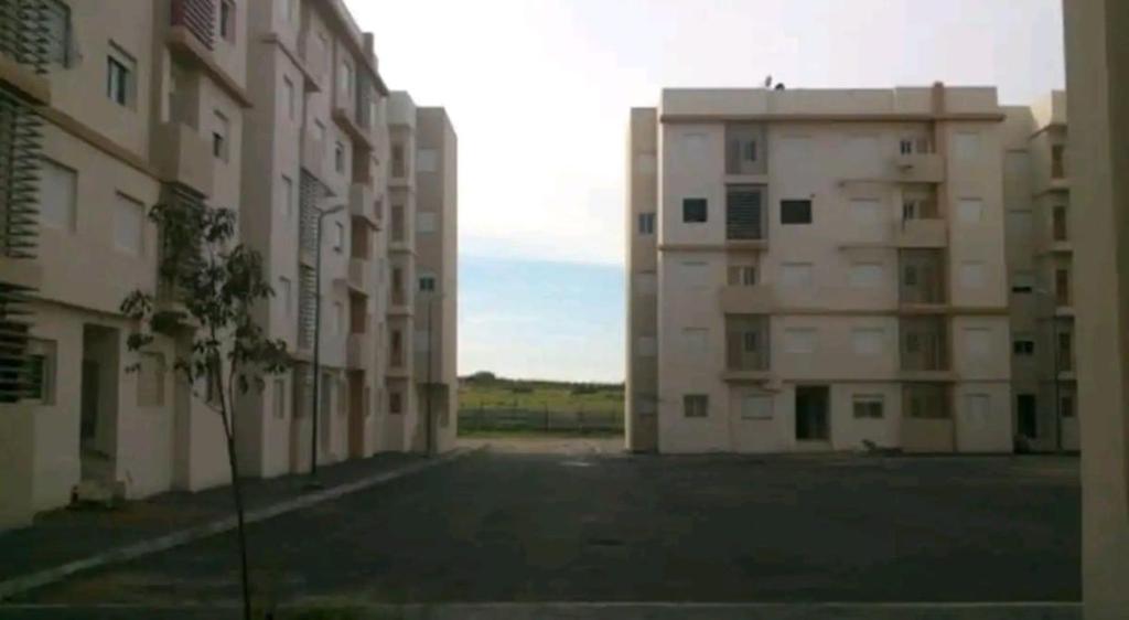 eine leere Gasse zwischen zwei Gebäuden in einer Stadt in der Unterkunft très joli appartement près de la mer in Kenitra
