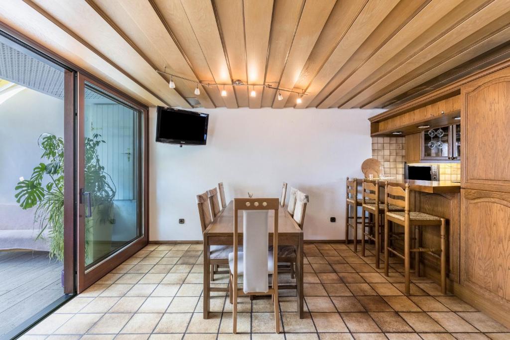 een keuken en eetkamer met een tafel en stoelen bij Große Ferienwohnung Wagner in Wehingen