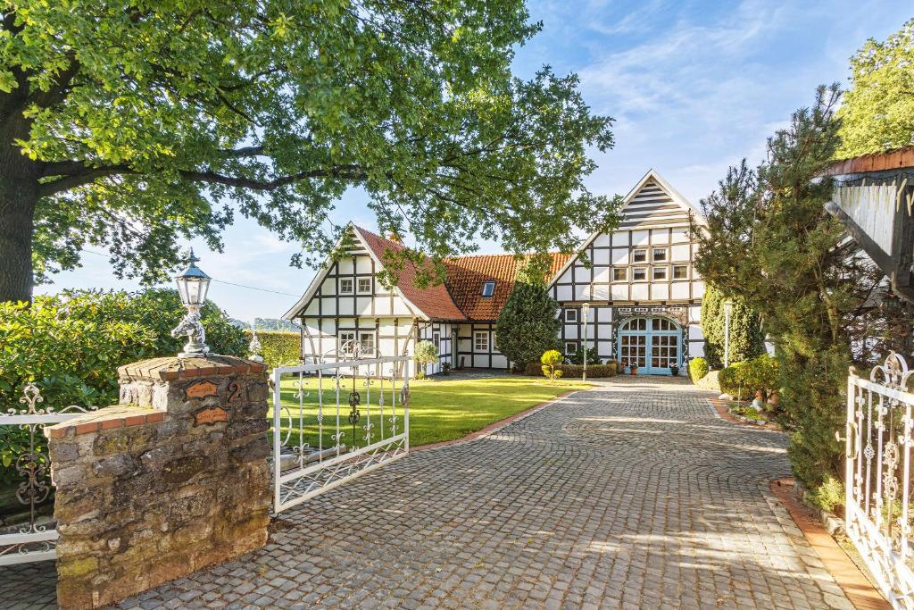 an estate with a gate in front of a house at Ferienwohnung im Grünen in Bissendorf