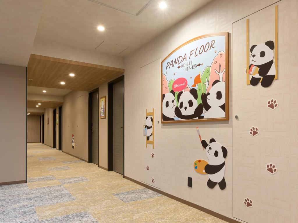 un pasillo con personajes de panda en la pared en Mitsui Garden Hotel Ueno - Tokyo Reopened in July 2023, en Tokio