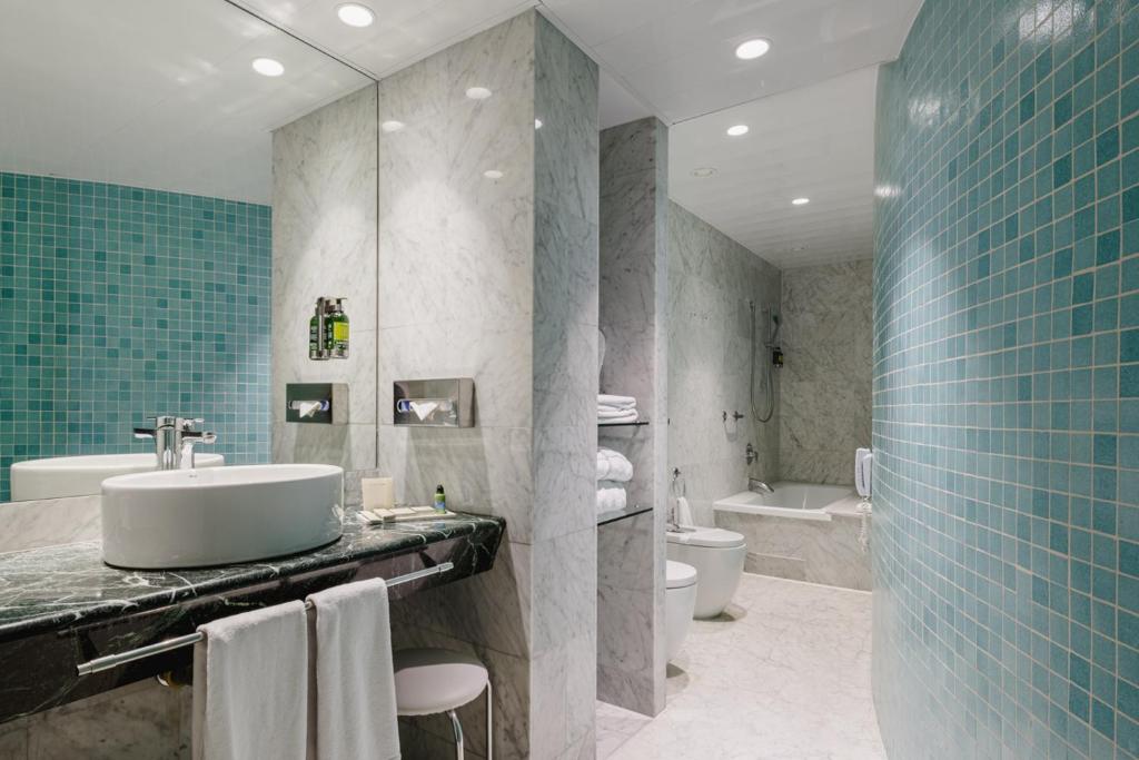 A bathroom at Gran Hotel Havana 4Sup by Escampa Hotels