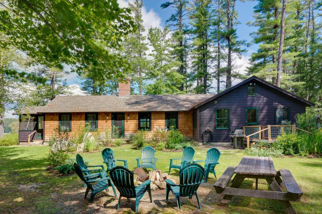 Κήπος έξω από το Lakefront Lovell Home with Dock Walk to Town Beach!