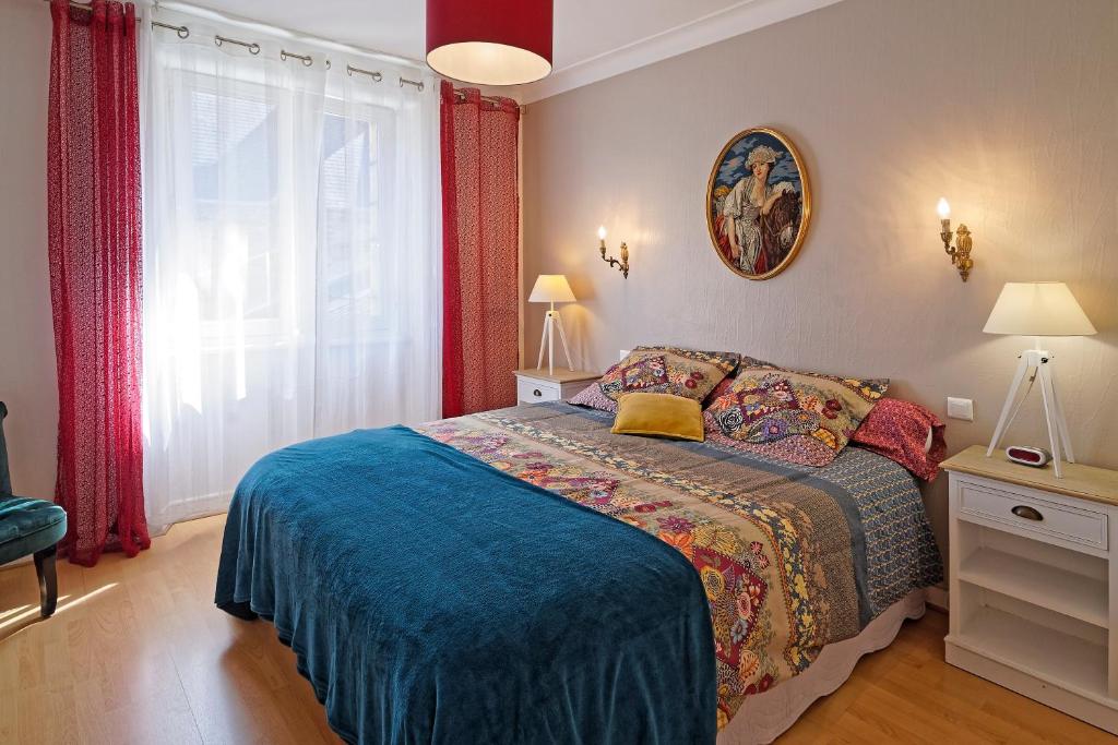 普盧加斯泰勒-達烏拉斯的住宿－Gîte de Mammig，一间卧室配有一张带蓝色毯子的床