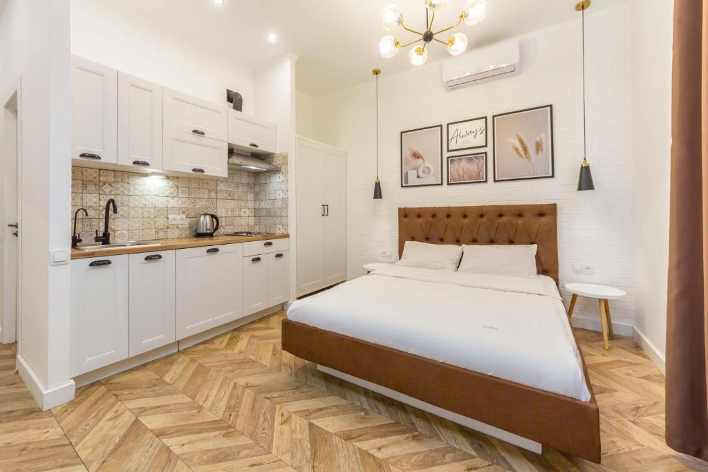 A bed or beds in a room at Дизайнерські апартаменти у центрі біля ЦУМу
