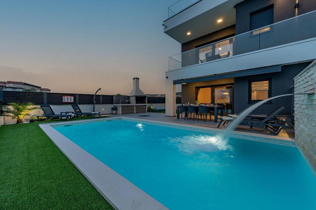 Bazén v ubytování Villa Blue Sky 1 ZadarVillas nebo v jeho okolí