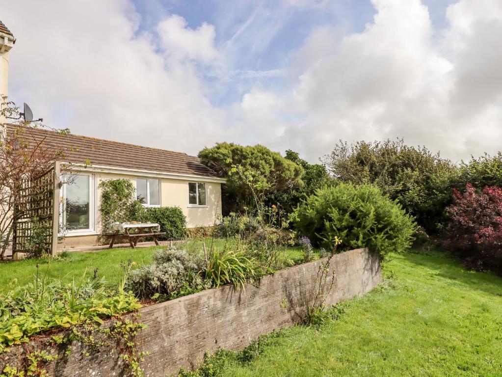 a house with a garden in front of it at Mabel's View in Totnes