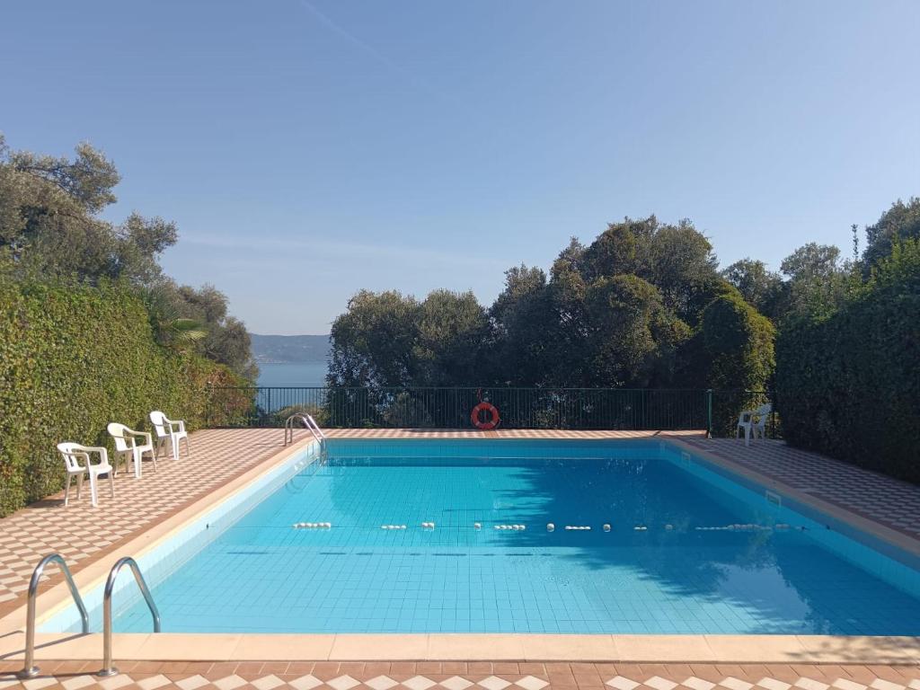 una piscina con dos sillas en Le Petit Nid, en Toscolano Maderno