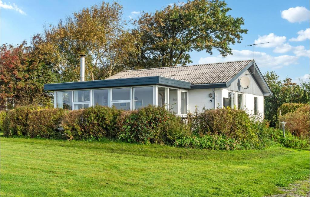 Casa blanca con techo azul en Pet Friendly Home In Snedsted With House Sea View, en Skyum