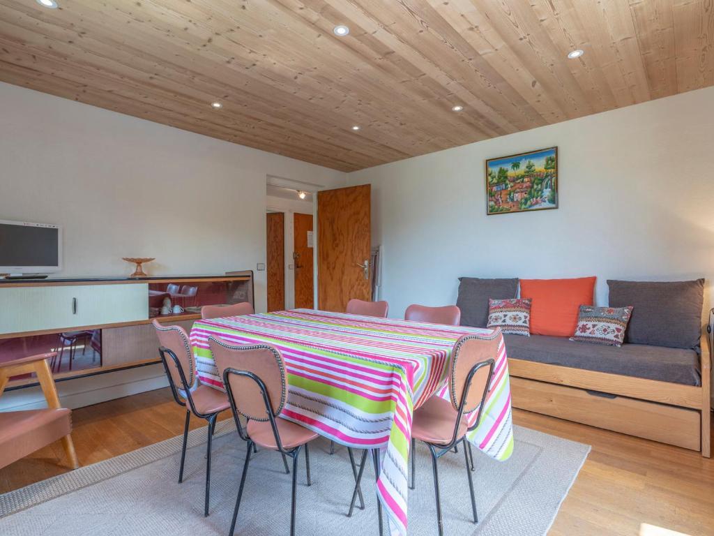 ムジェーヴにあるAppartement Megève, 2 pièces, 4 personnes - FR-1-453-59のテーブル、椅子、ソファが備わる客室です。