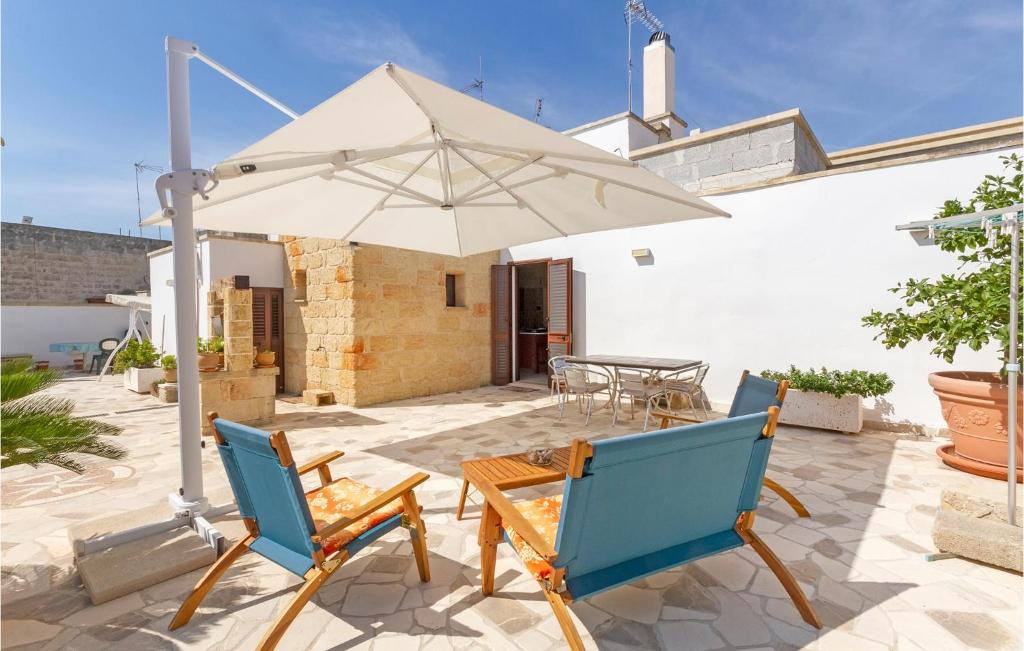 eine Terrasse mit einem Tisch und einem Sonnenschirm in der Unterkunft 2 Bedroom Cozy Home In Vitigliano in Vitigliano