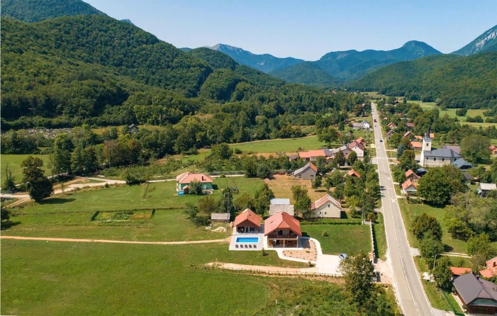 una vista aerea di un piccolo villaggio in montagna di 3 Bedroom Nice Home In Brusane a Brušane