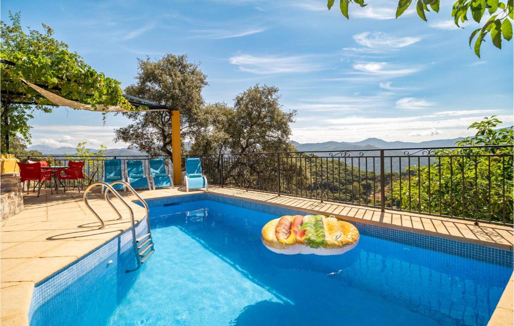 una piscina con vistas a las montañas en Amazing Cottage In Algatocn With Kitchen en Algatocín