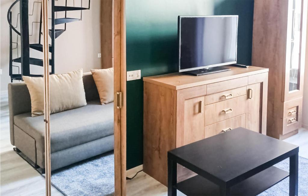 En TV eller et underholdningssystem på Gorgeous Apartment In Lodz With Kitchenette