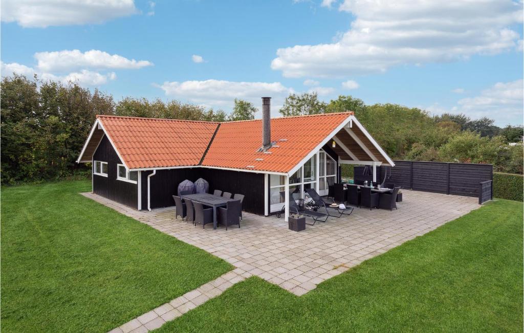 ノーポにあるAwesome Home In Nordborg With Kitchenのオレンジ色の屋根の家屋