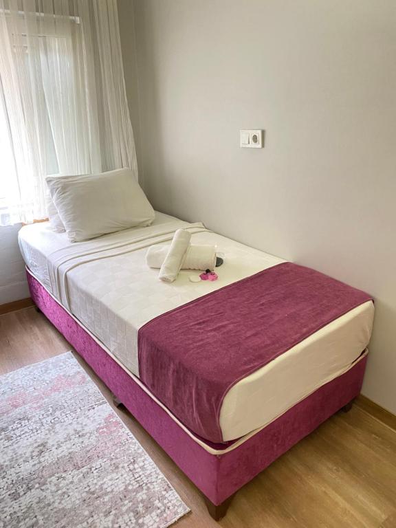 1 cama en un dormitorio con colchón morado y blanco en HOSTEL ÖZSEFA en Estambul
