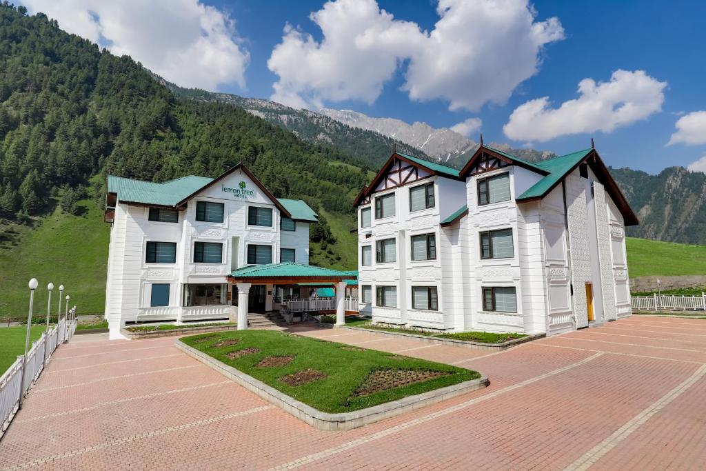 Nespecifikovaný výhled na hory nebo výhled na hory při pohledu z hotelu