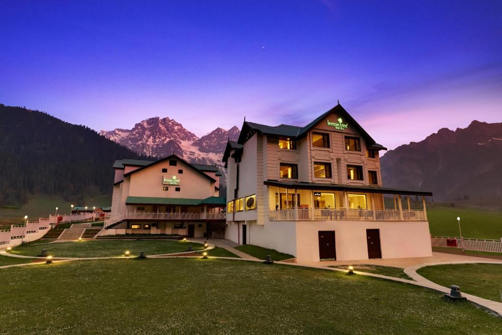 Nespecifikovaný výhled na hory nebo výhled na hory při pohledu z hotelu