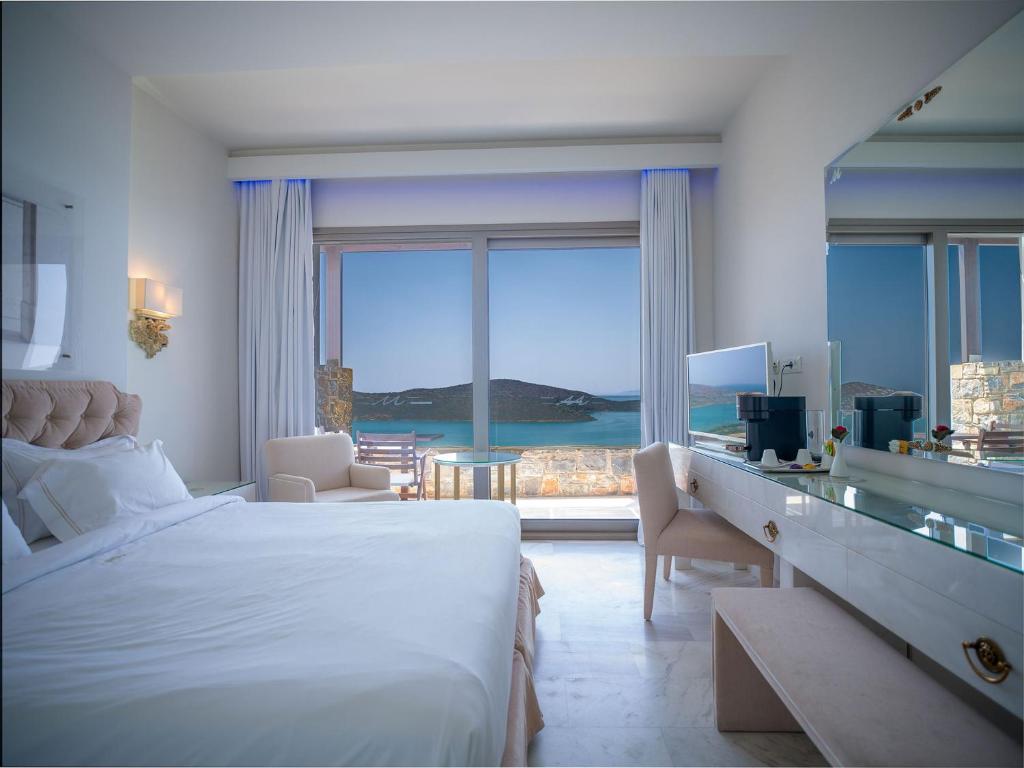Posteľ alebo postele v izbe v ubytovaní Royal Marmin Bay Boutique & Art Hotel