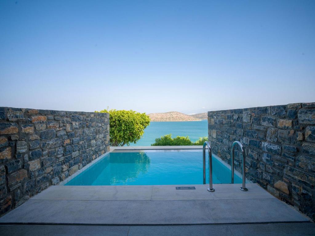 Bazén v ubytovaní Royal Marmin Bay Boutique & Art Hotel alebo v jeho blízkosti
