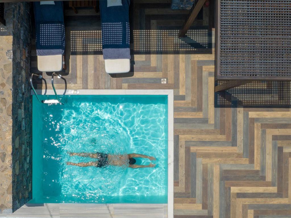 Bazén v ubytovaní Royal Marmin Bay Boutique & Art Hotel alebo v jeho blízkosti