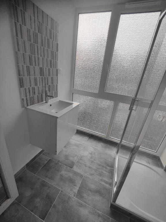 Koupelna v ubytování Suite 2 lits Auberge du Manala Hôtel 24 24 proche Basel