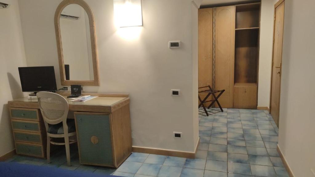 Una televisión o centro de entretenimiento en Albergo Italia - Beach Hotel