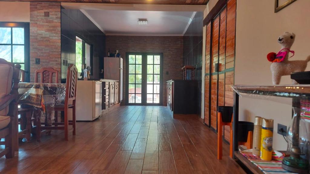 eine Küche mit Holzböden und eine Küche mit weißen Geräten in der Unterkunft ALQUILER TEMPORARIO EN PURMAMARCA in Purmamarca