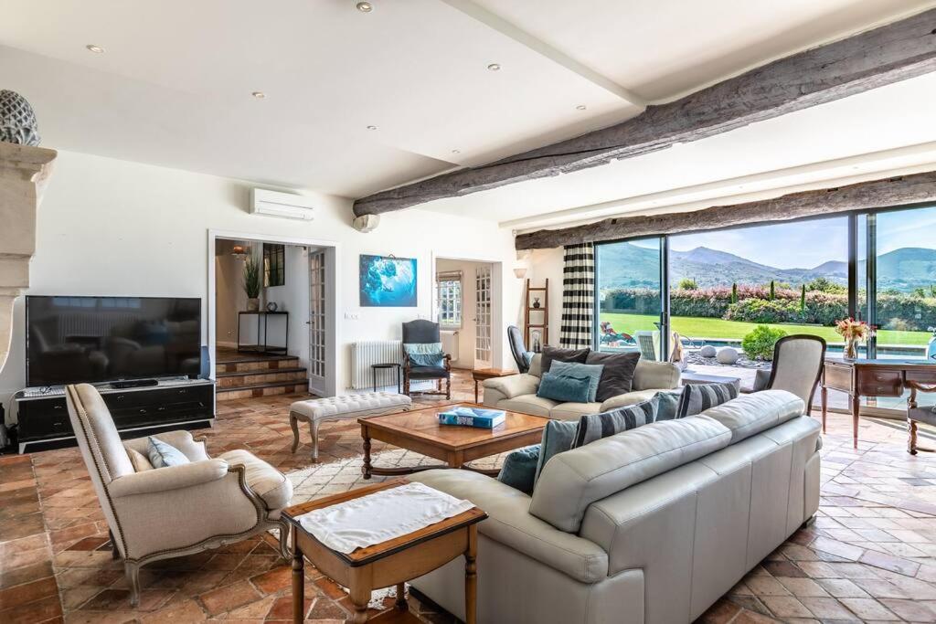uma sala de estar com um sofá e uma televisão em Magnifique Villa face à la Rhune em Ascain