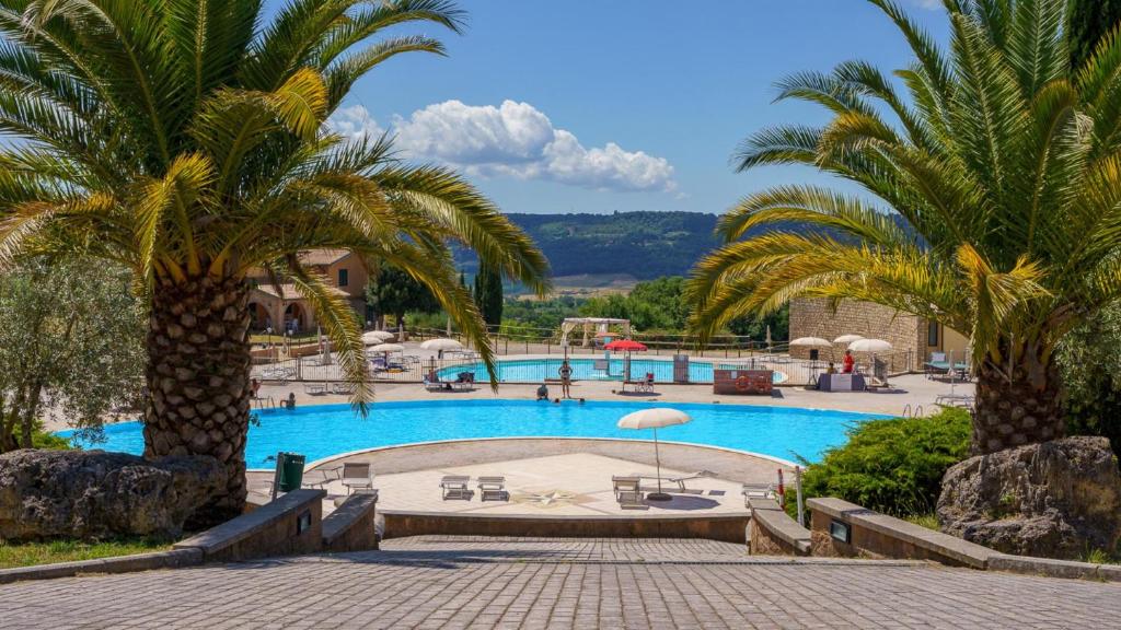 Bazén v ubytování Pian Dei Mucini Resort nebo v jeho okolí