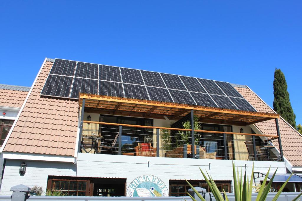 un edificio con paneles solares en el techo en Pelican Lodge Guesthouse, en Sedgefield