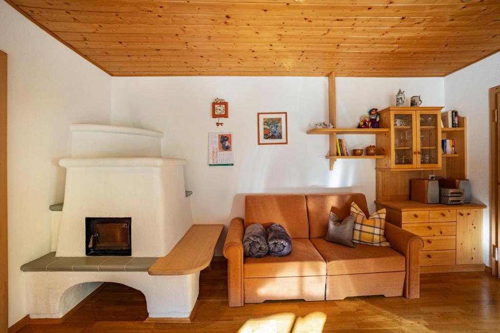 ein Wohnzimmer mit einem Sofa und einem Kamin in der Unterkunft Adults Only Wasserfall Hegedex in Pfunders
