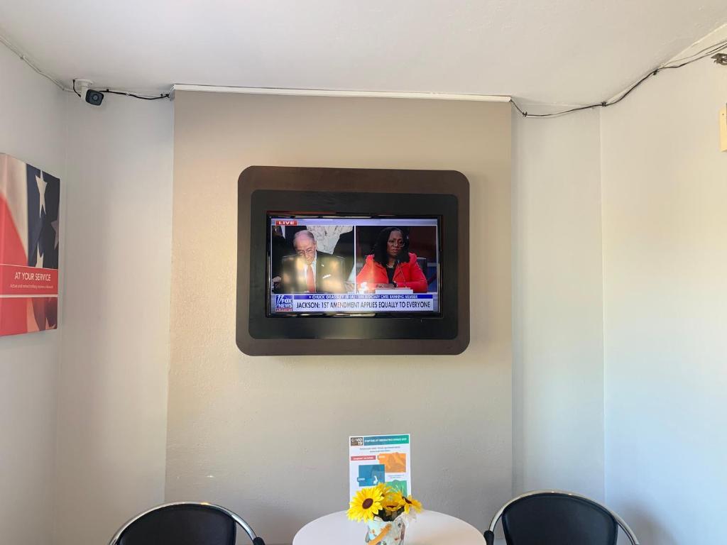 TV a/nebo společenská místnost v ubytování Motel 6-Lantana West Palm Beach, FL