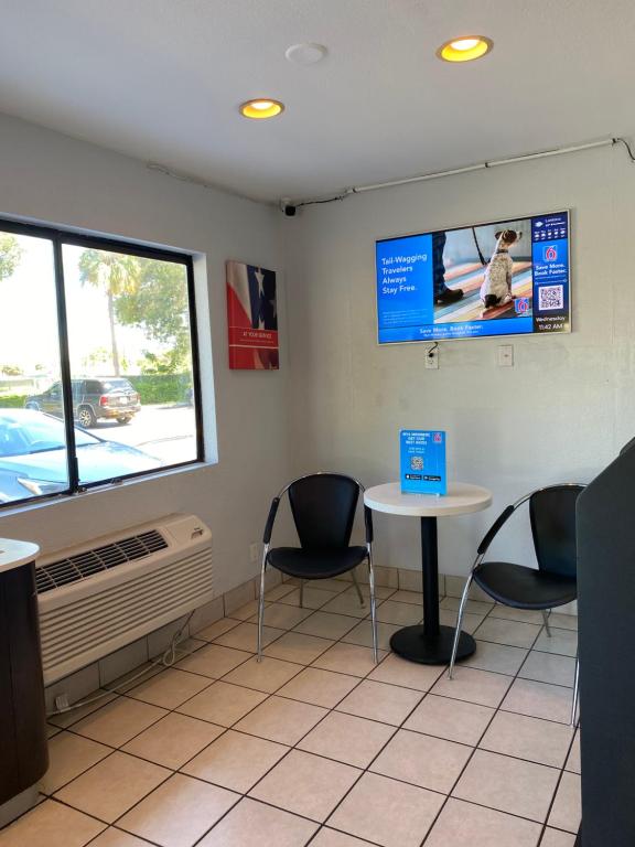 TV a/nebo společenská místnost v ubytování Motel 6-Lantana West Palm Beach, FL