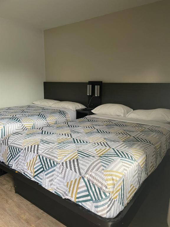 Postel nebo postele na pokoji v ubytování Motel 6-Lantana West Palm Beach, FL