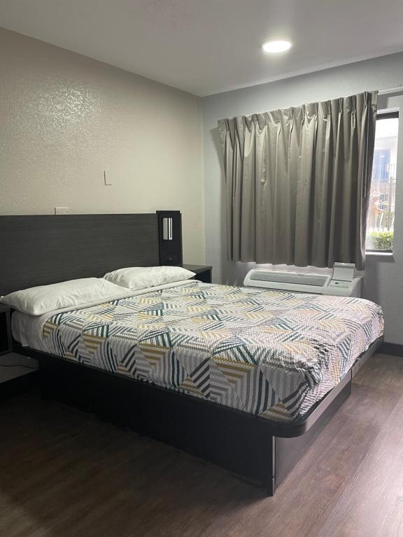 Postel nebo postele na pokoji v ubytování Motel 6-Lantana West Palm Beach, FL