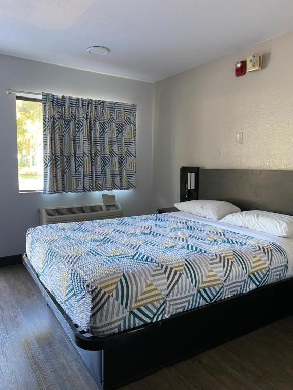 Postel nebo postele na pokoji v ubytování Motel 6-Lantana West Palm Beach, FL