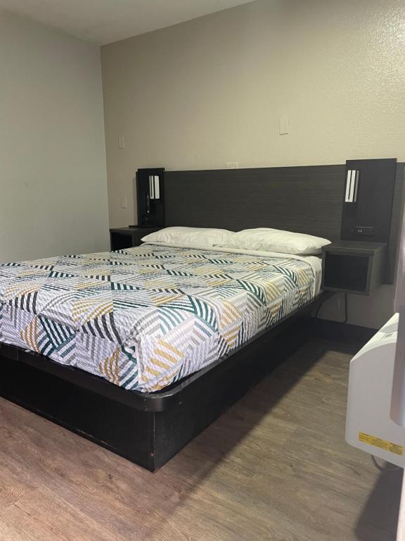 Postel nebo postele na pokoji v ubytování Motel 6-Lantana West Palm Beach, FL