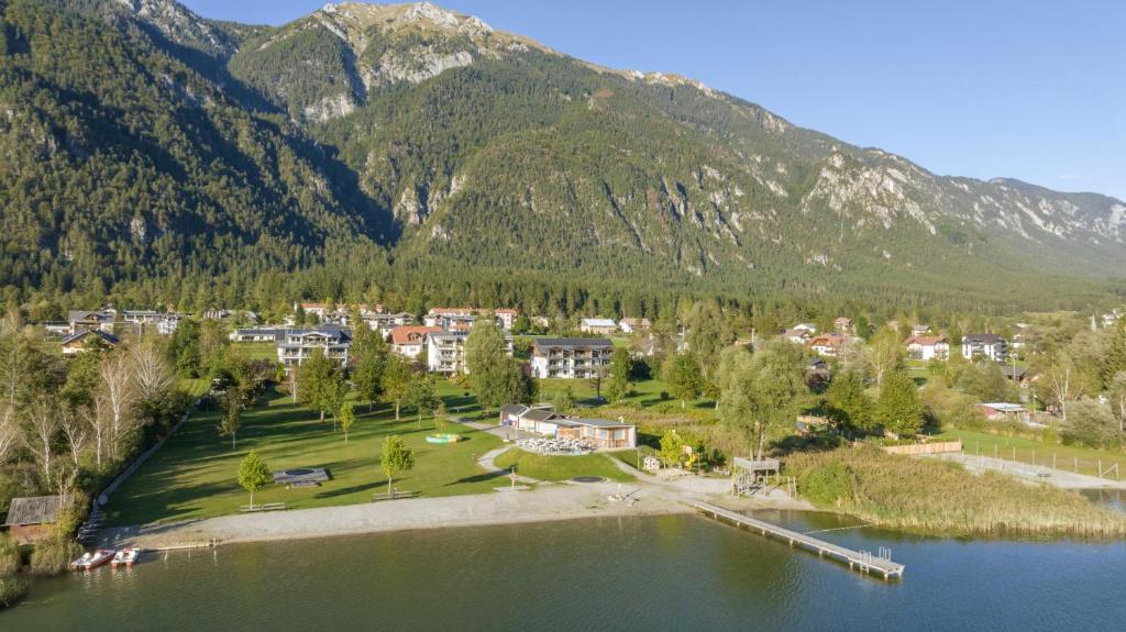 una vista aerea di un resort con lago e montagne di Apartments Schluga a Hermagor