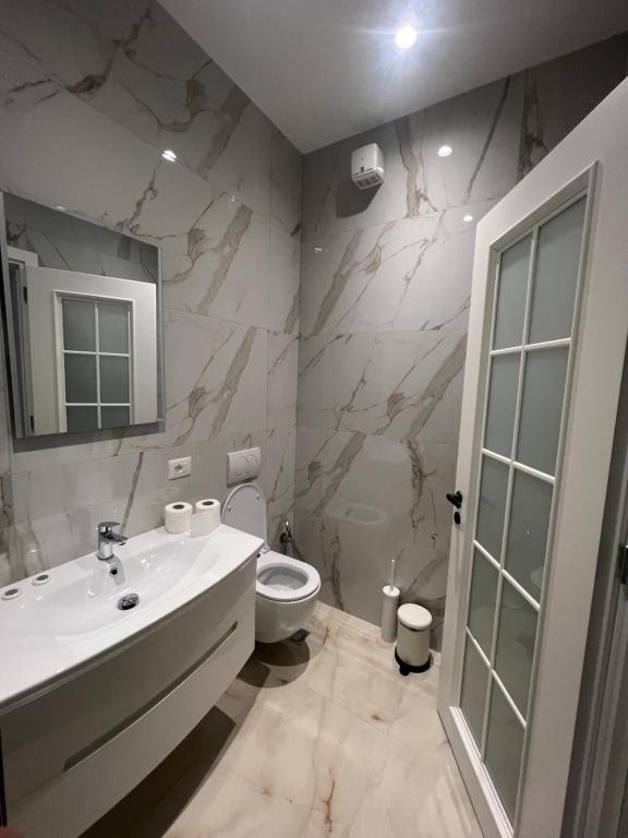 Cane Apartment Emerald - Image 8