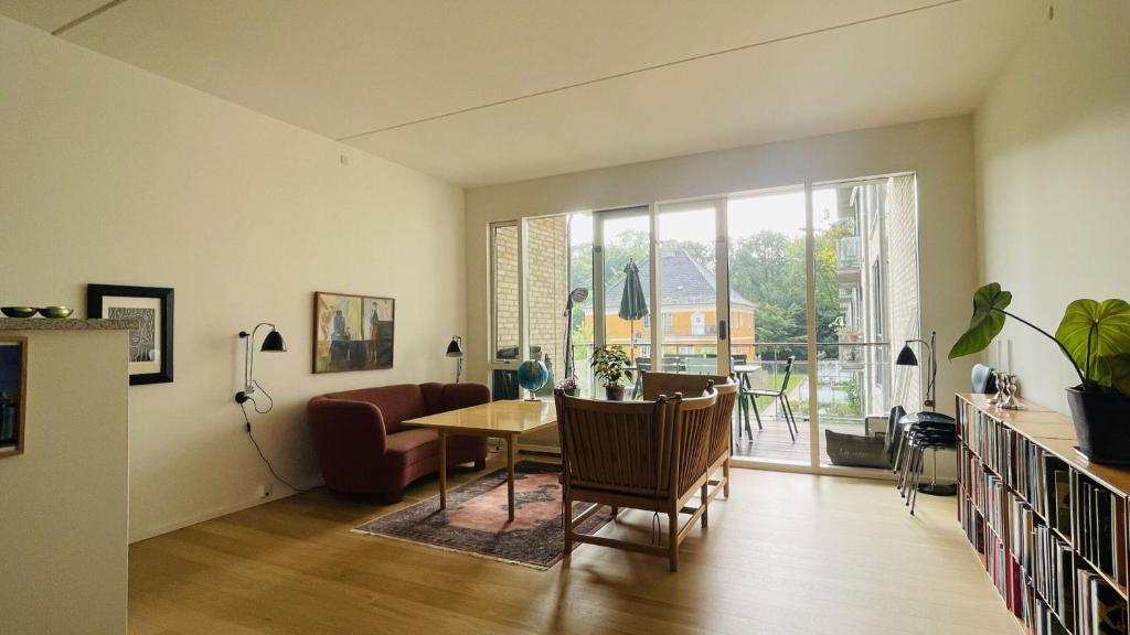 ApartmentInCopenhagen Apartment 1565 في كوبنهاغن: غرفة معيشة مع طاولة وأريكة
