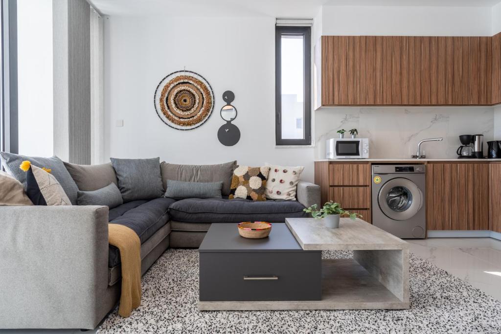 拉納卡的住宿－Taupe’s 2-Bedroom Apartment in Larnaca，客厅配有沙发和桌子