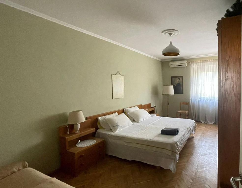 Ein Bett oder Betten in einem Zimmer der Unterkunft Scanderbeg Square Apartment