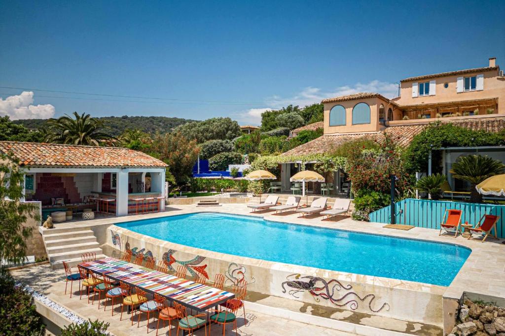- une piscine avec des chaises et une maison dans l'établissement Sumptuous B&B Villa Provençale - 2BR4p, à Grimaud