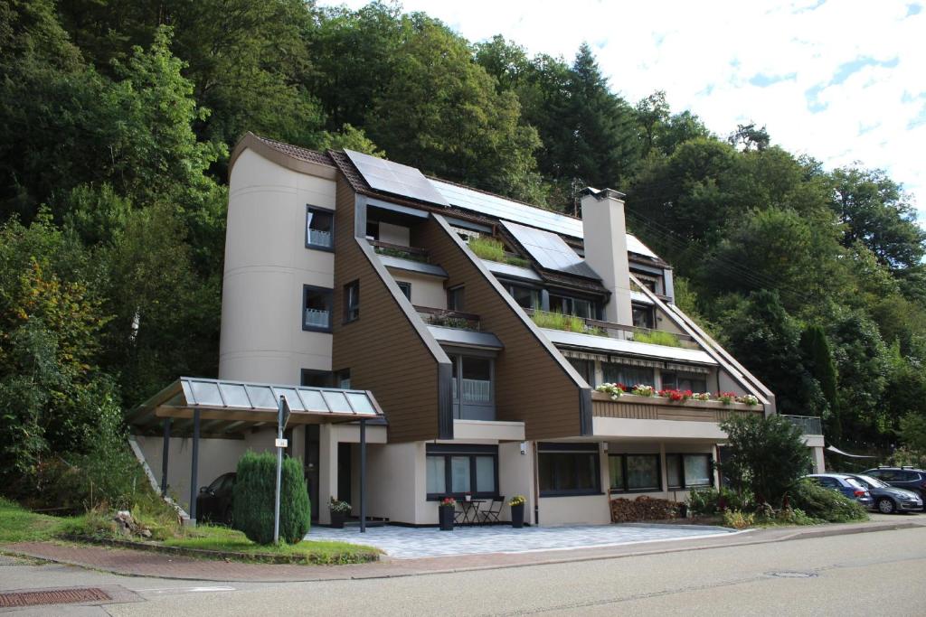 ein Gebäude mit nebeneinander liegenden Sonnenkollektoren in der Unterkunft Haus am Grafenbächle in Bad Rippoldsau