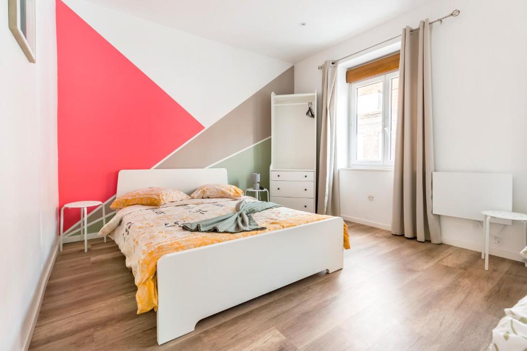 a bedroom with a white bed and a red wall at Grande maison 12Personnes 4CH-2SDB - Êxterieur -proche Lille in Roubaix