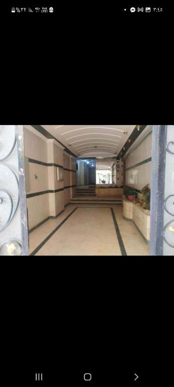 una foto di un corridoio in un edificio di Naaser a Il Cairo