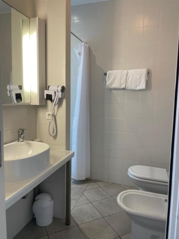 La salle de bains est pourvue d'un lavabo et de toilettes. dans l'établissement Torremare, à Marine du Miomo