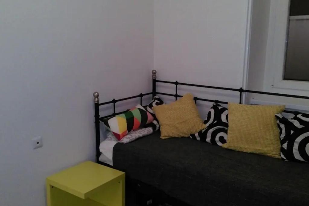 um quarto com uma cama com almofadas em Habitat em Senaki
