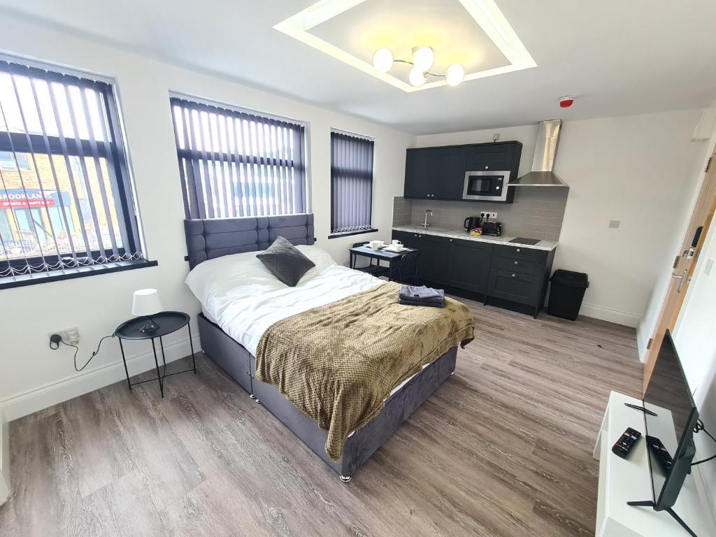 sypialnia z łóżkiem i biurkiem w obiekcie Homestay by BIC Legends 2 w mieście Batley Carr
