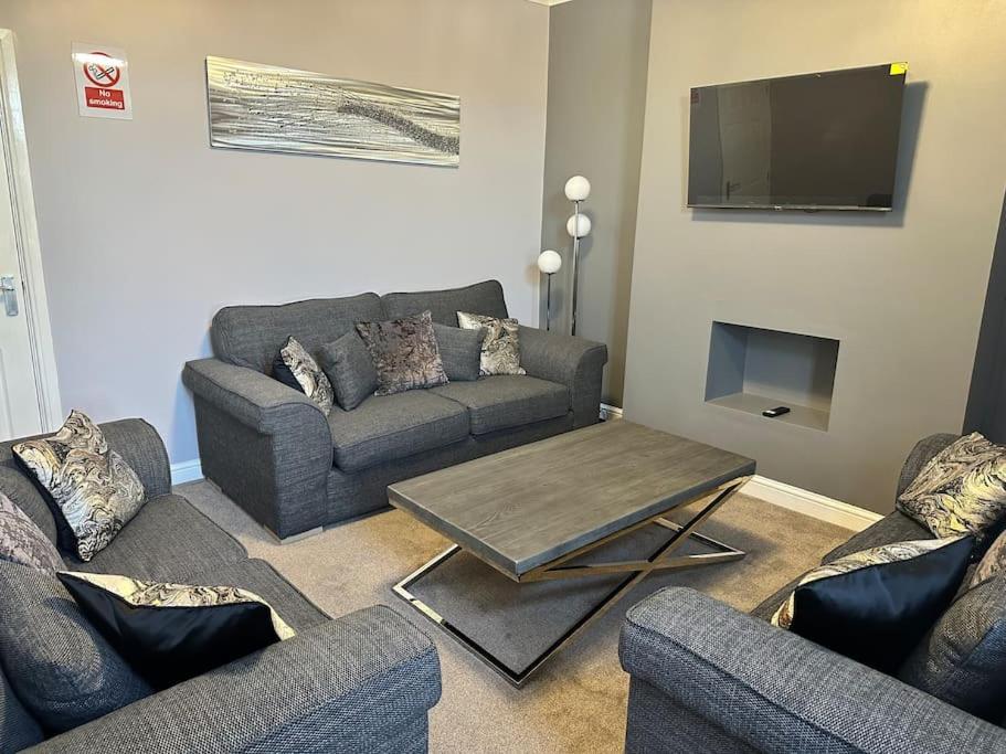 Spacious 3 bed house in Wombwell, Wombwell (updated prices 2024)